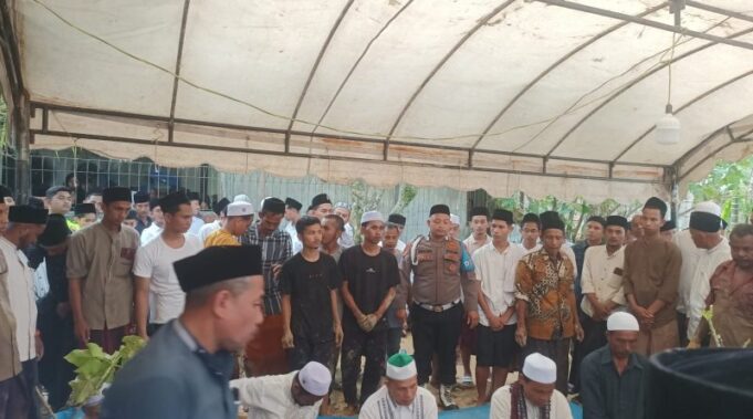 Personel Polres Aceh Jaya Amankan Pemakaman Almarhum Aba H. Asnawi di Dayah Budi Lamno