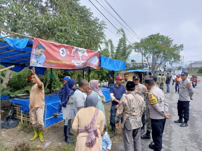 Didampingi Polisi, Pemda Bener Meriah Tertibkan Pedagang Kaki Lima