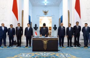 Prabowo Ucapkan Bismillah Sebelum Tandatangani Keppres Dewas dan Badan Pelaksana Danantara