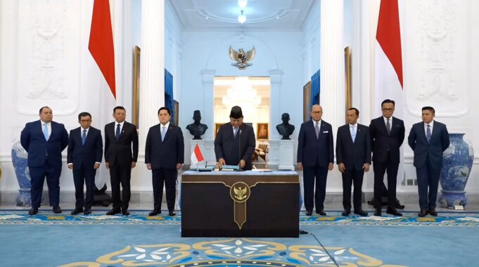 Prabowo Ucapkan Bismillah Sebelum Tandatangani Keppres Dewas dan Badan Pelaksana Danantara