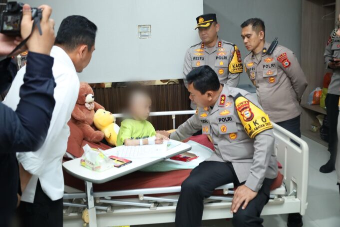 Kapolda Kunjungi Dua Bocah Korban Dugaan Penganiayaan Ayah dan Ibu Tiri di RS Bhayangkara