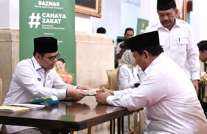 Presiden Prabowo Serahkan Zakat kepada BAZNAS di Istana Negara