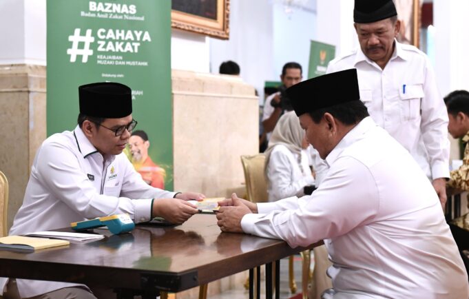 Presiden Prabowo Serahkan Zakat kepada BAZNAS di Istana Negara