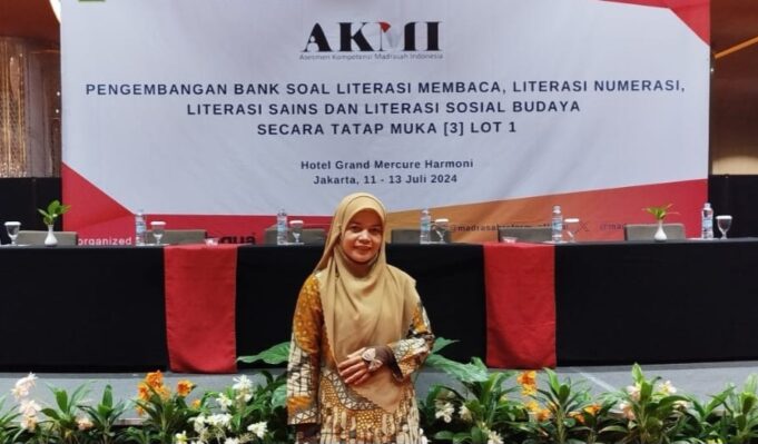 Nora Sirait, Perjalanan Anak Petani Menjadi Penulis Soal AKMI Nasional
