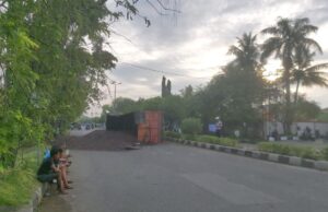 Truk Bermuatan Sawit Terguling di Simpang Dodik, Lalu Lintas Sempat Terganggu