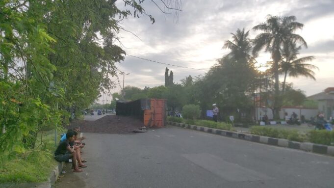 Truk Bermuatan Sawit Terguling di Simpang Dodik, Lalu Lintas Sempat Terganggu