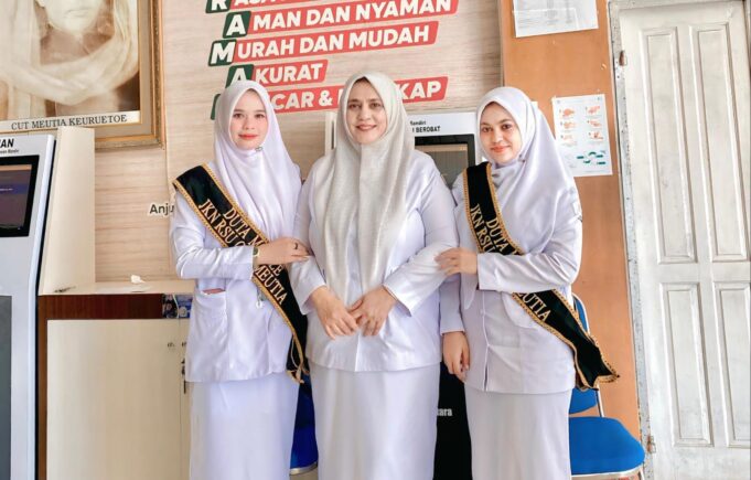 Duta JKN Bantu Pendaftaran Pasien di RSU Cut Meutia dengan Aplikasi Mobile JKN