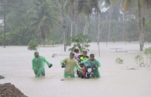 Polisi Sigap Evakuasi Warga Saat Banjir Melanda Nias Selatan