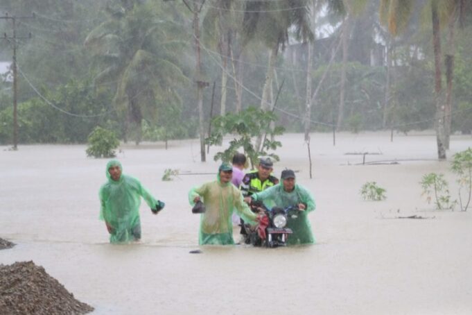 Polisi Sigap Evakuasi Warga Saat Banjir Melanda Nias Selatan