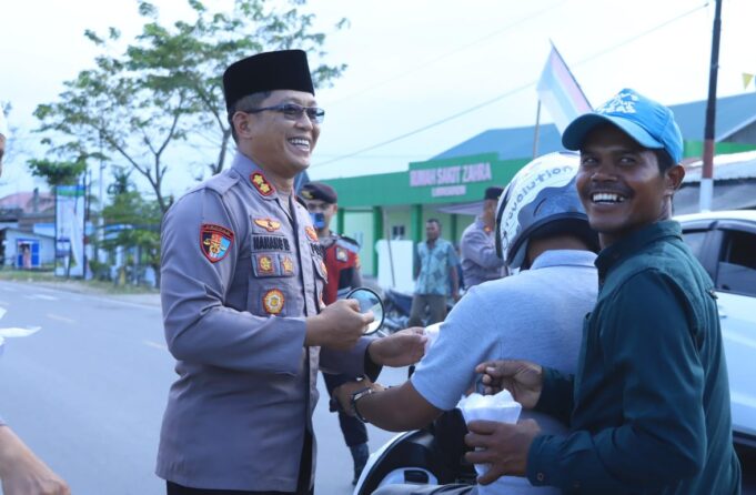 Polres Aceh Utara Bagikan Ratusan Takjil Gratis untuk Pengguna Jalan