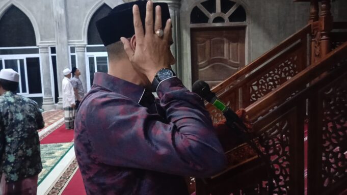 Suara Menggetarkan dan Merdu di Waktu Isya, Jemaah Terkejut Saat Mengetahui Sosok Muazzin
