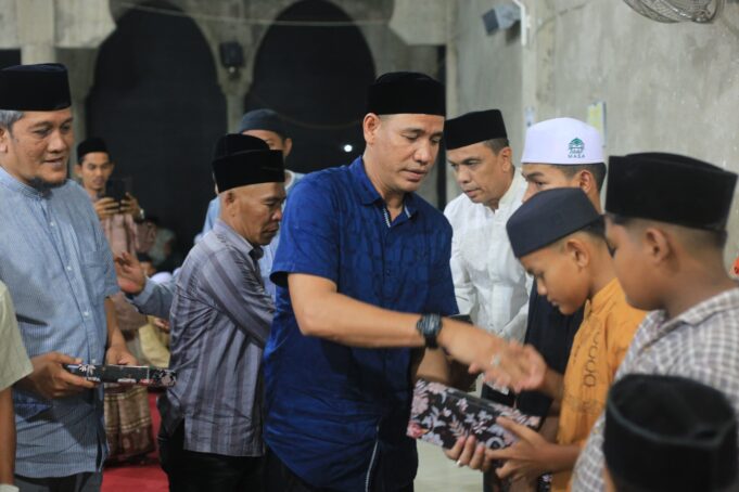 Safari Ramadan Pemkab Aceh Utara, Wabup Serahkan Bingkisan dan Santuni Anak Yatim