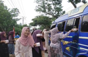 SMPN 2 Idi Gelar Bakti Sosial Ramadhan, Bagikan Takjil untuk Warga