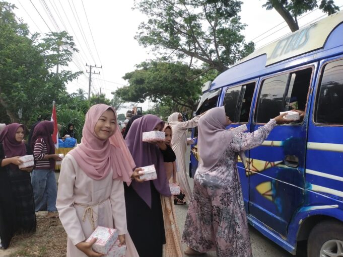 SMPN 2 Idi Gelar Bakti Sosial Ramadhan, Bagikan Takjil untuk Warga