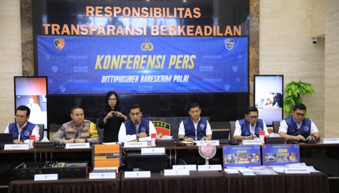 Dua WNA Cina Ditangkap di SCBD, Diduga Sindikat Penipuan Online dengan Fake BTS dan SMS Blast