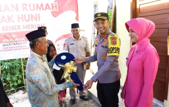 Kapolres Bener Meriah Serahkan Rumah Layak Huni di Kecamatan Bandar