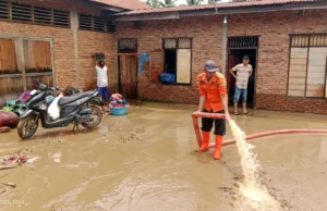 Banjir di Tapsel Surut, Pengungsi Kembali ke Rumah
