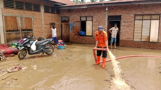 Banjir di Tapsel Surut, Pengungsi Kembali ke Rumah