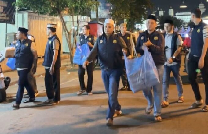 Ditreskrimsus Polda Bagikan Sahur Gratis untuk Tukang Becak dan Pemulung di Banda Aceh