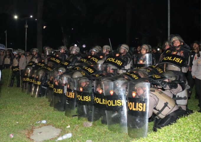 Empat Polisi Luka Bakar Saat Amankan Aksi Unjuk Rasa di Depan DPR