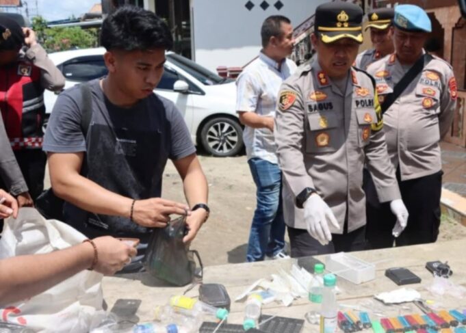 Polisi Razia Kampung Narkoba, Pemakai dan Barang Bukti Diamankan