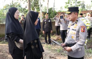 KPLB Anumerta Polisi Gugur Saat Gerebek Sabung Ayam Diserahkan Langsung oleh Jenderal