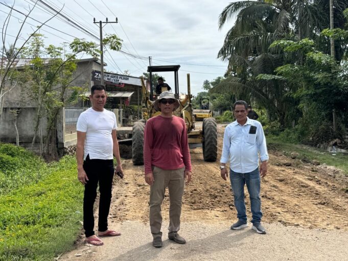 Breaking News: Jalan Rusak 10 Tahun Akhirnya Diperbaiki, Ketua Komisi 3 DPRK Aceh Utara Turun Tangan dengan Dana Swadaya