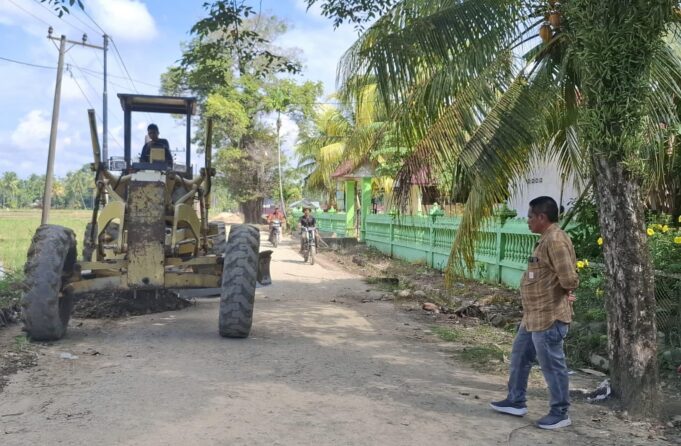 Giat Sosial: Hanafiah Perbaiki Jalan Lintas Kecamatan di Paya Bakong dengan Dana Pribadi