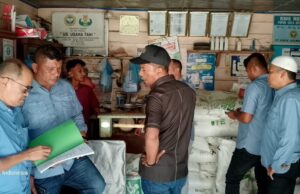 Dipimpin Geuchik Romi, Komisi II DPRK Aceh Utara Sidak Pengecer dan Kawal Distribusi Pupuk Subsidi