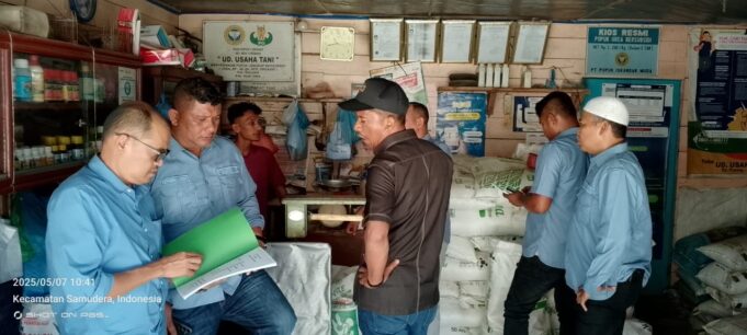 Dipimpin Geuchik Romi, Komisi II DPRK Aceh Utara Sidak Pengecer dan Kawal Distribusi Pupuk Subsidi