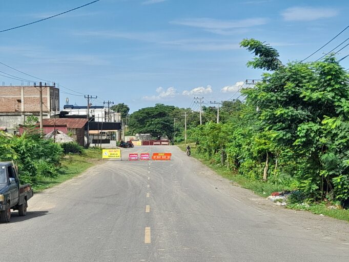Kontraktor Tutup Akses Jalan Elak, Warga Blang Crum Keluhkan Kerusakan Jalan Gampong
