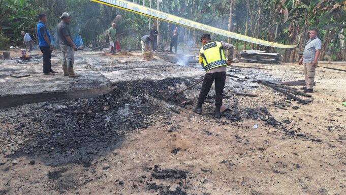 Rumah Kayu di Langkahan Hangus Terbakar, Kerugian Ditaksir Rp130 Juta