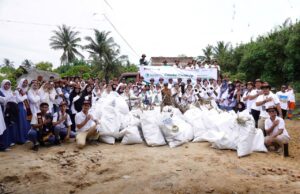 Peringati Hari Lingkungan Hidup 2025, PT PIM Bersihkan Pantai dan Tanam Ratusan Pohon