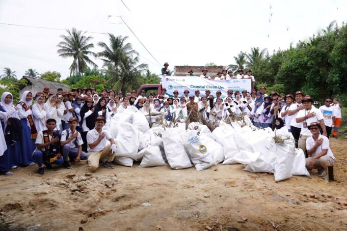 Peringati Hari Lingkungan Hidup 2025, PT PIM Bersihkan Pantai dan Tanam Ratusan Pohon