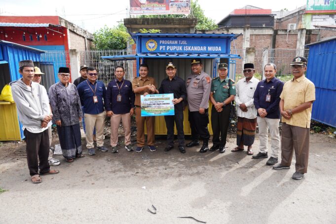 Dukung Pemberdayaan Ekonomi, PT PIM Serahkan 7 Booth Container untuk Gampong Keude Krueng Geukueh