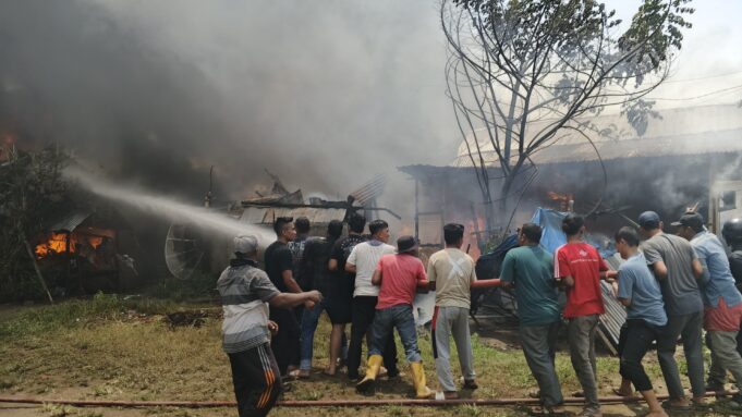 Delapan Rumah Warga Terbakar di Dewantara, Diduga Akibat Korsleting Listrik