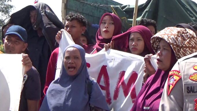Ratusan Warga Alue Tingkeum Demo di Kantor Bupati Aceh Utara, Tuntut Status Desa Dikembalikan