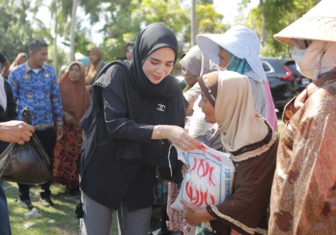 TP-PKK Lhokseumawe dan Bank Aceh Salurkan Sembako untuk Warga Jambo Timu