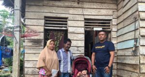 Geuchik Romi Bantu Kursi Roda untuk Bocah Penderita Lumpuh Layu di Aceh Utara