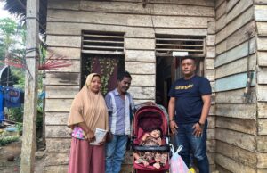 Geuchik Romi Bantu Kursi Roda untuk Bocah Penderita Lumpuh Layu di Aceh Utara
