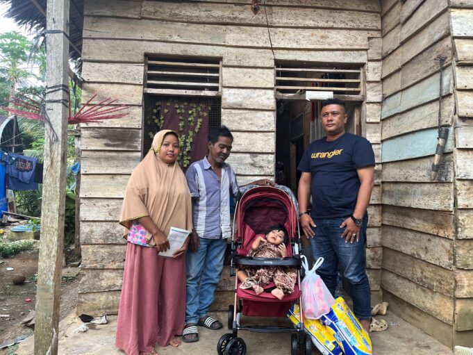 Geuchik Romi Bantu Kursi Roda untuk Bocah Penderita Lumpuh Layu di Aceh Utara