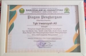 Tgk. Irwansyah Ali Terima Penghargaan dari Dayah Babussalam Al-Hanafiyyah Matang Kuli