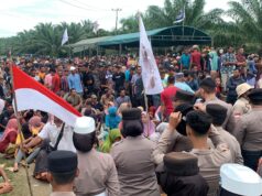 Ribuan Warga Blokade Jalan Angkutan Sawit PT Nusantara IV dengan Lantunan Zikir dan Doa