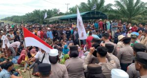 Ribuan Warga Blokade Jalan Angkutan Sawit PT Nusantara IV dengan Lantunan Zikir dan Doa