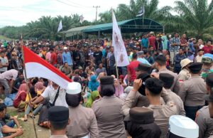 Ribuan Warga Blokade Jalan Angkutan Sawit PT Nusantara IV dengan Lantunan Zikir dan Doa