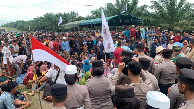 Ribuan Warga Blokade Jalan Angkutan Sawit PT Nusantara IV dengan Lantunan Zikir dan Doa