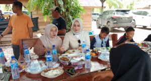 Kak Ana, Lakukan Kunker dan Silaturrahmi di Paya Bakong, Santuni Anak Yatim dan Lansia