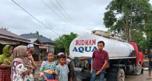 Ketua PWI Aceh Utara Upayakan Distribusi Air Bersih untuk Korban Banjir Bandang