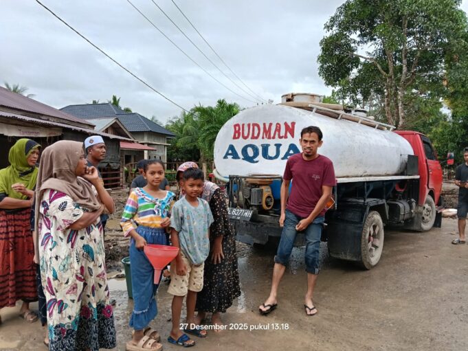 Ketua PWI Aceh Utara Upayakan Distribusi Air Bersih untuk Korban Banjir Bandang