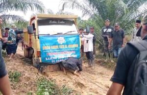 Perjuangan Sunyi Santri Dayah Darul Fata Al-Hanafiyyah Mengantar Bantuan ke Wilayah Terisolir